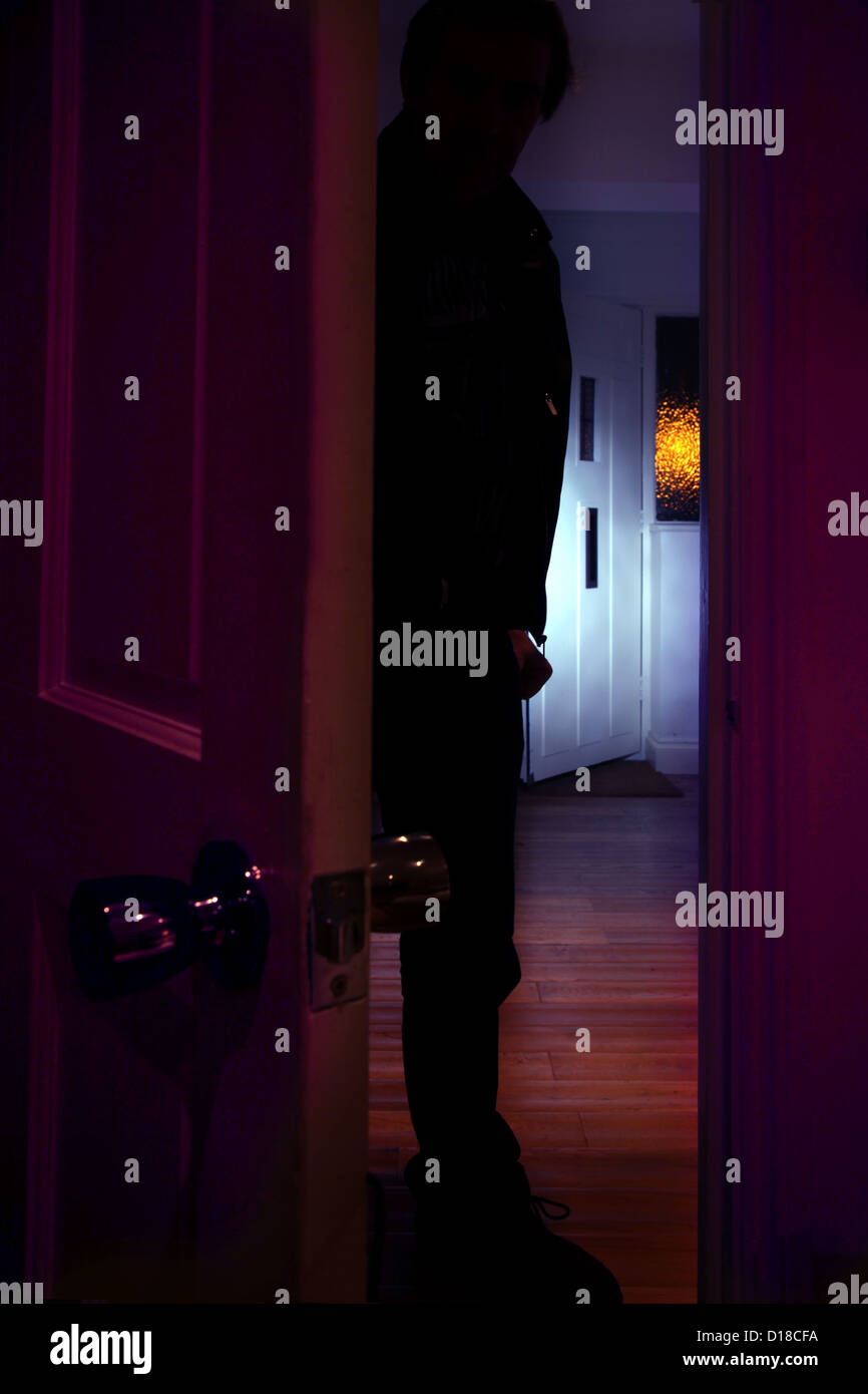 Silhouette d'une sinistre homme debout dans une porte. Portrait de forme. Banque D'Images