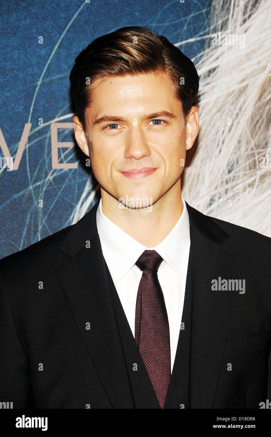 Aaron Tveit au niveau des arrivées pour Les Miserables Premiere, le Ziegfeld Theatre, New York, NY Le 10 décembre 2012. Photo par : Desiree Navarro/Everett Collection/Alamy Live News Banque D'Images