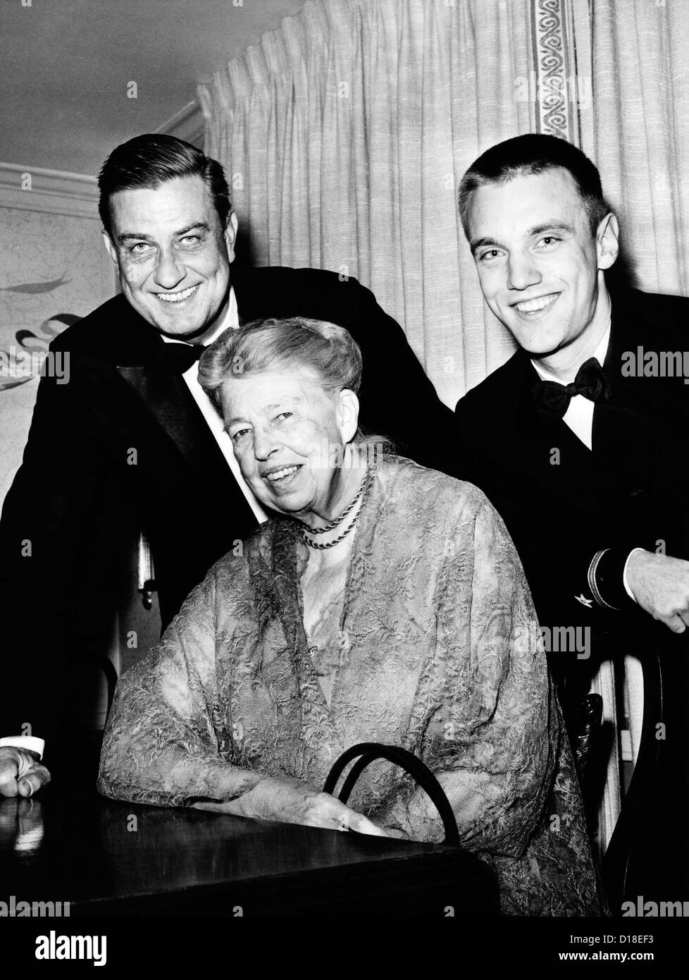 Eleanor Roosevelt avec fils Franklin Jr. et son fils, Franklin D. Roosevelt III. Rad III est devenu un économiste et professeur à Banque D'Images Eleanor Roosevelt avec fils Franklin Jr. et son fils, Franklin D. Roosevelt III. Rad III est devenu un économiste et professeur à Banque D'Images