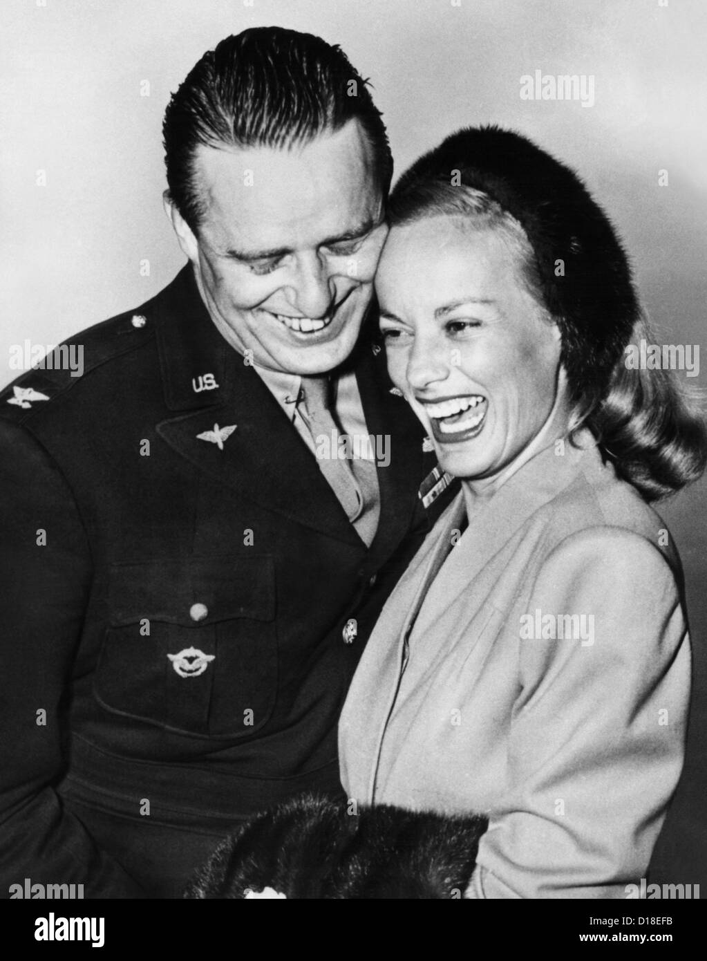 Elliot Roosevelt avec sa troisième épouse, l'actrice Faye Emerson. Ils se sont mariés le 4 décembre 1944 et ont divorcé en 1950. Banque D'Images