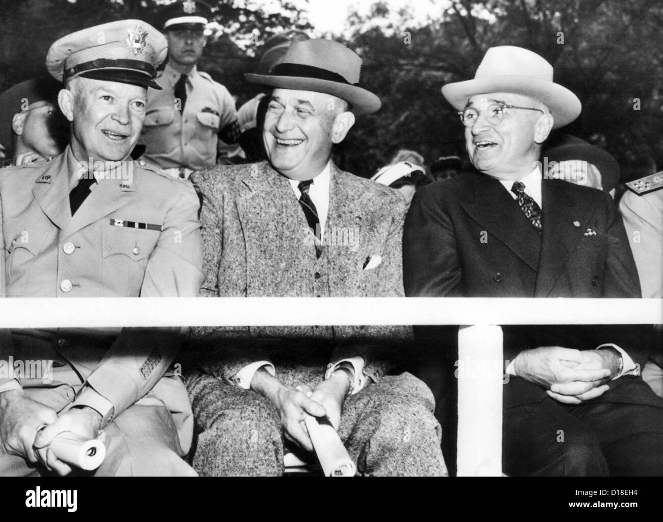 Harry Truman l'observation de la première Journée des Forces armées. L'examen de la parade à Washington, L-R : Le général Dwight Eisenhower, Secy de Banque D'Images