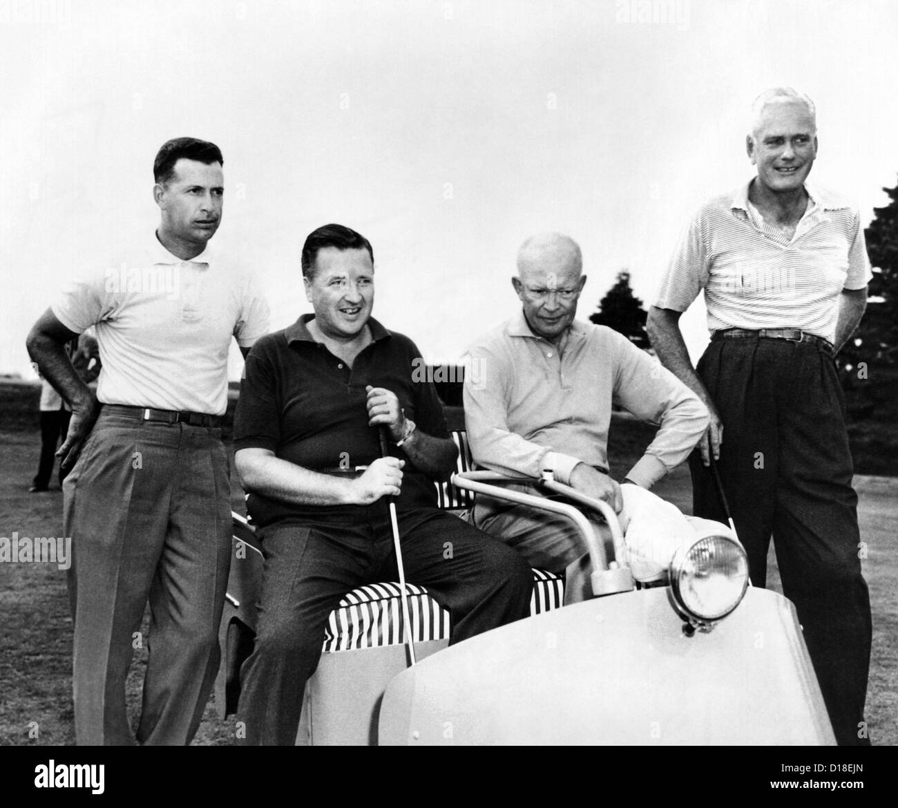 Le président Dwight Eisenhower avec son partenaire de golf, Henry Ford II. L-R : Golf Pro Norman Palmer, Henry Ford II, Président Banque D'Images