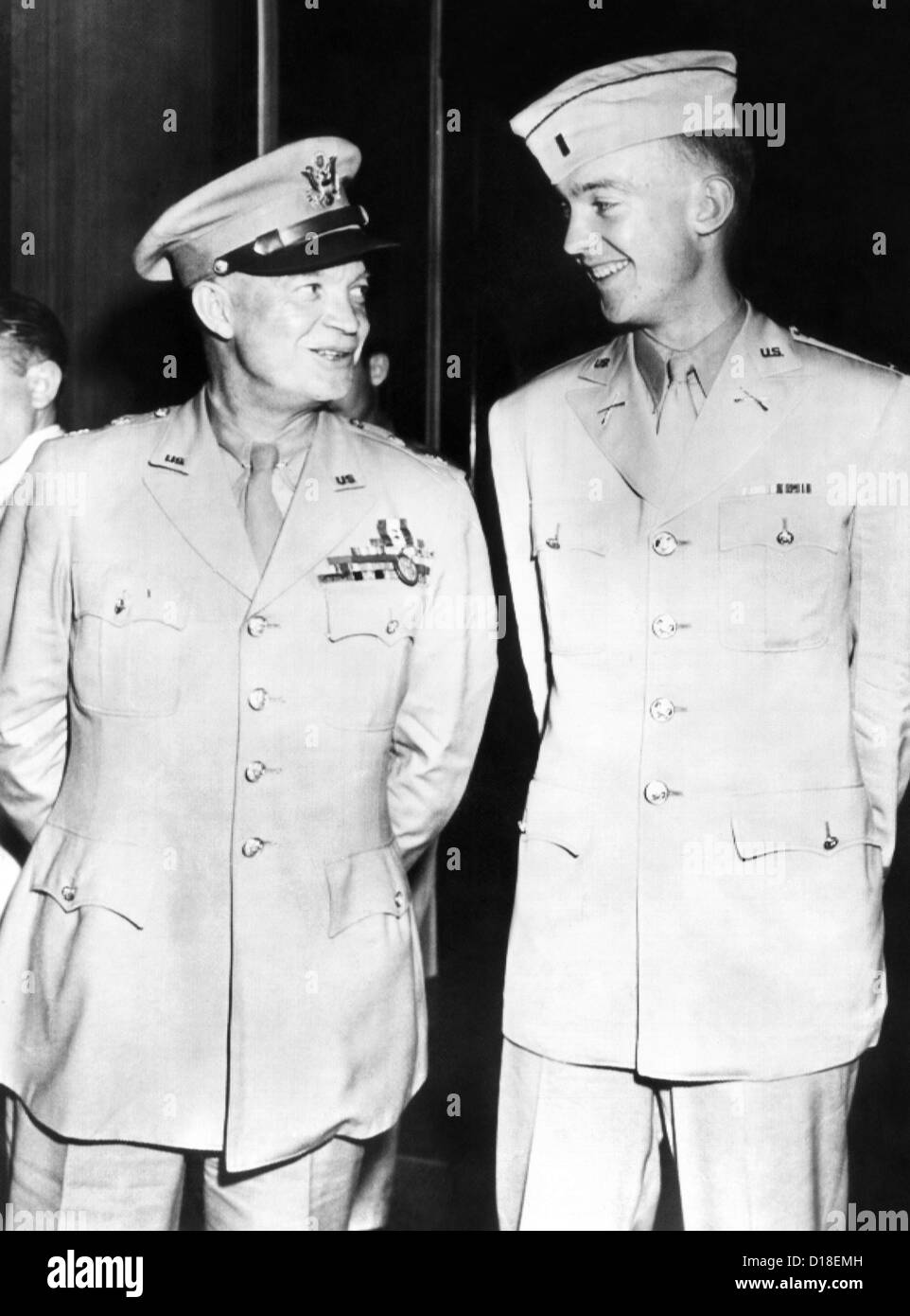 Le général Dwight Eisenhower sourit à son fils, premier lieutenant John Sheldon Eisenhower. Ils étaient parmi les 53 officiers, s'enrôle Banque D'Images