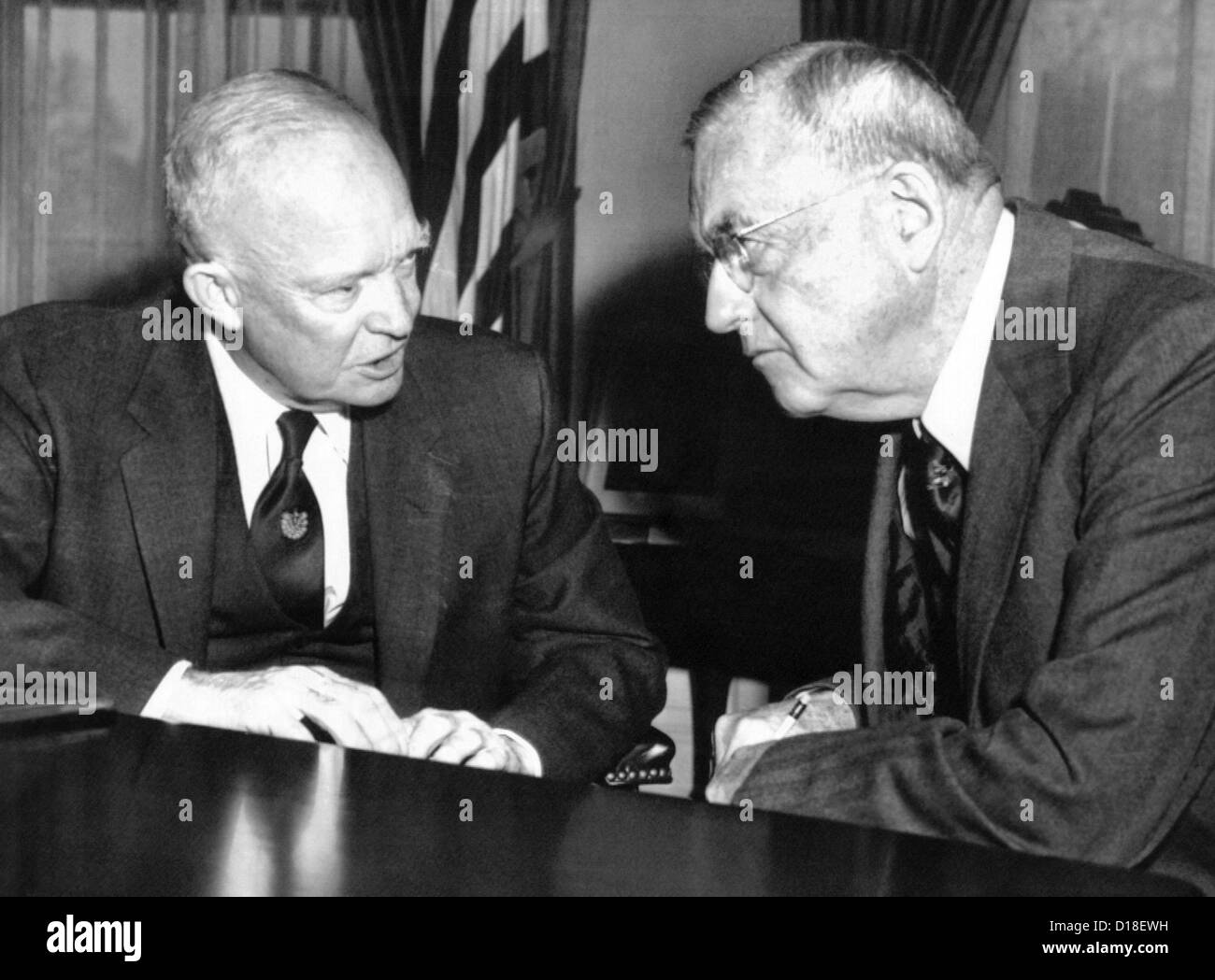 Le président Eisenhower et John Foster Dulles à la Maison Blanche. La politique étrangère Eisenhower-Dulles est concentré sur la rétention Banque D'Images