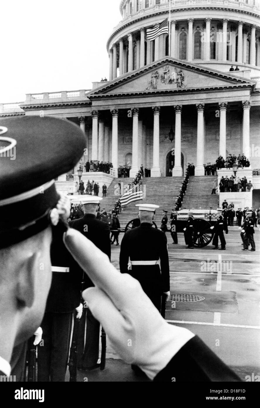 Le président Eisenhower's Funeral. Une garde d'honneur salue comme le caisson à cheval transportant le cercueil du général Eisenhower Banque D'Images