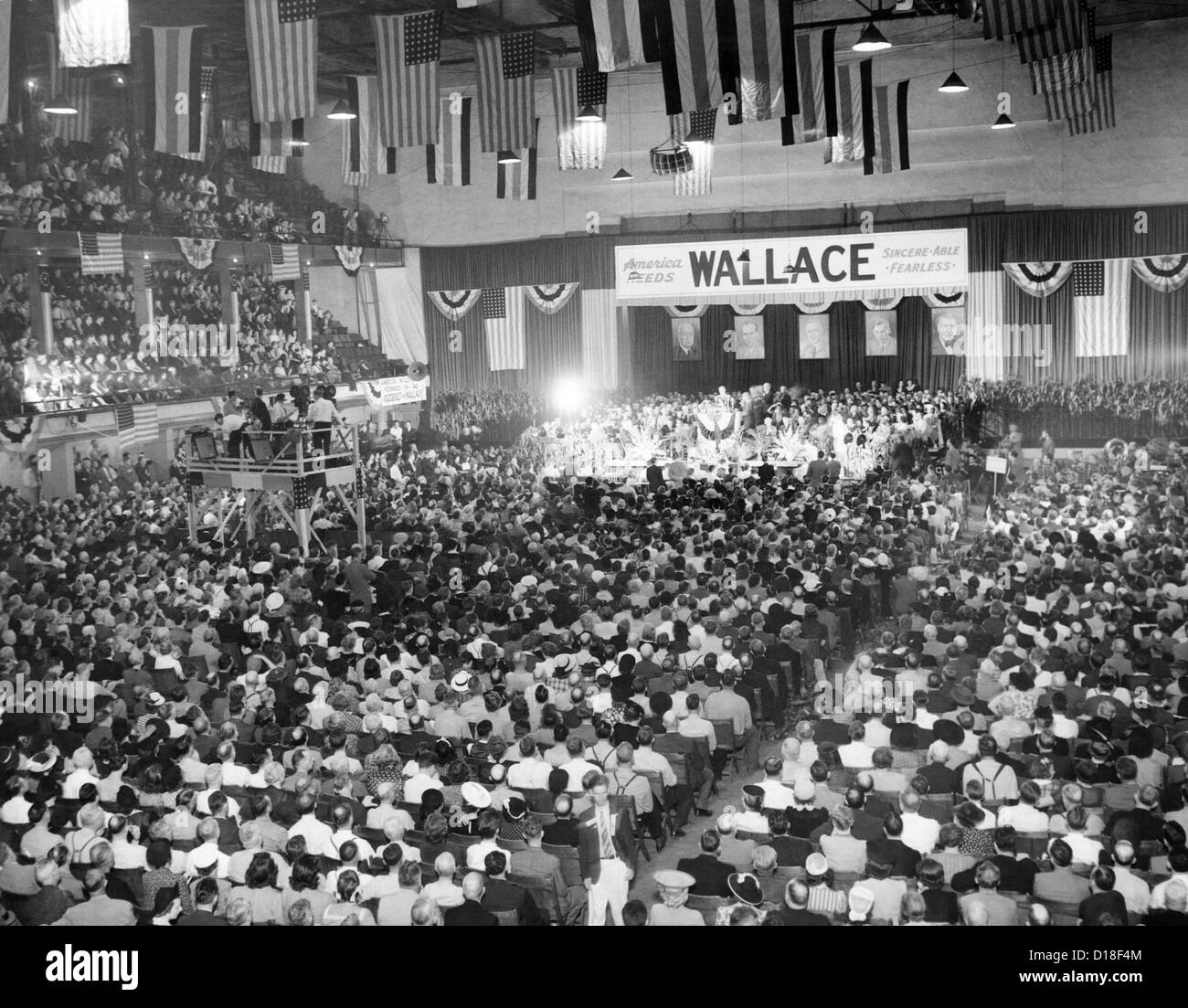 Le président Franklin D. Roosevelt signe la résolution du congrès conjoint déclarant la guerre avec le Japon à 16 h 10, le 8 décembre 1941. Banque D'Images