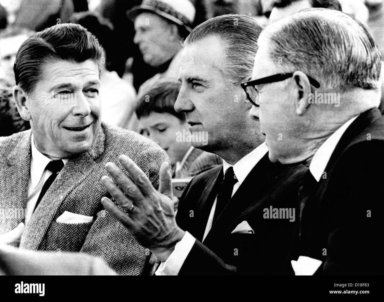Républicains lors d'une Los Angeles Rams et les Minnesota Vikings jeu. L-R : California Gov. Ronald Reagan, et le vice-président Spiro Agnew, sénateur Banque D'Images