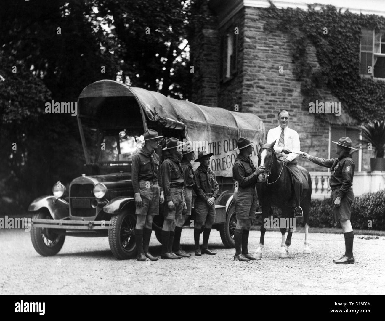 Gouverneur Franklin Roosevelt à cheval avec cinq scouts' sur le début de leur long voyage. Les scouts ont gréé Banque D'Images