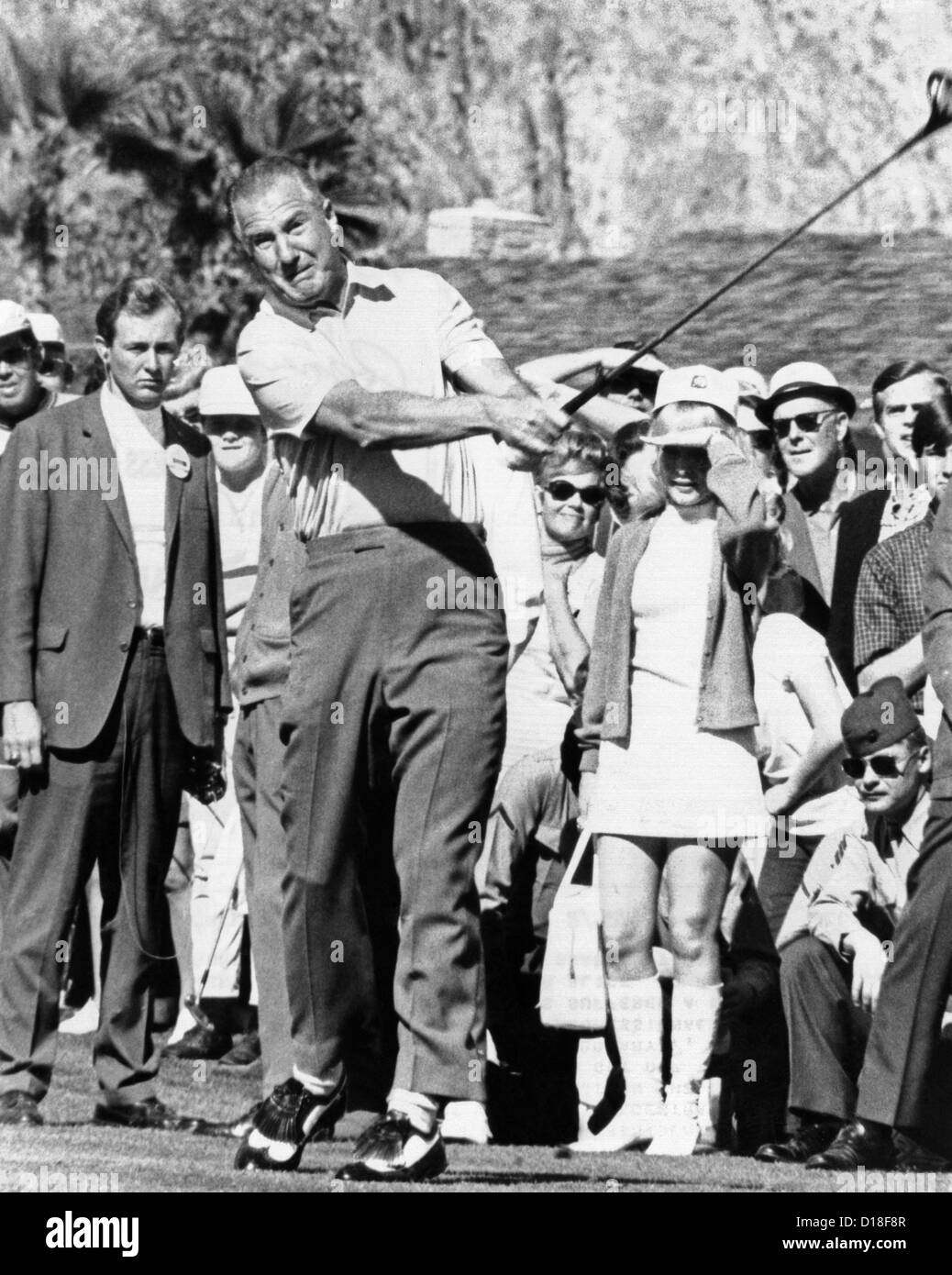 Vice-président Spiro Agnew le golf de Palms Springs, en Californie. Au Bob Hope Classic Golf un de ses coups frappés professional Banque D'Images