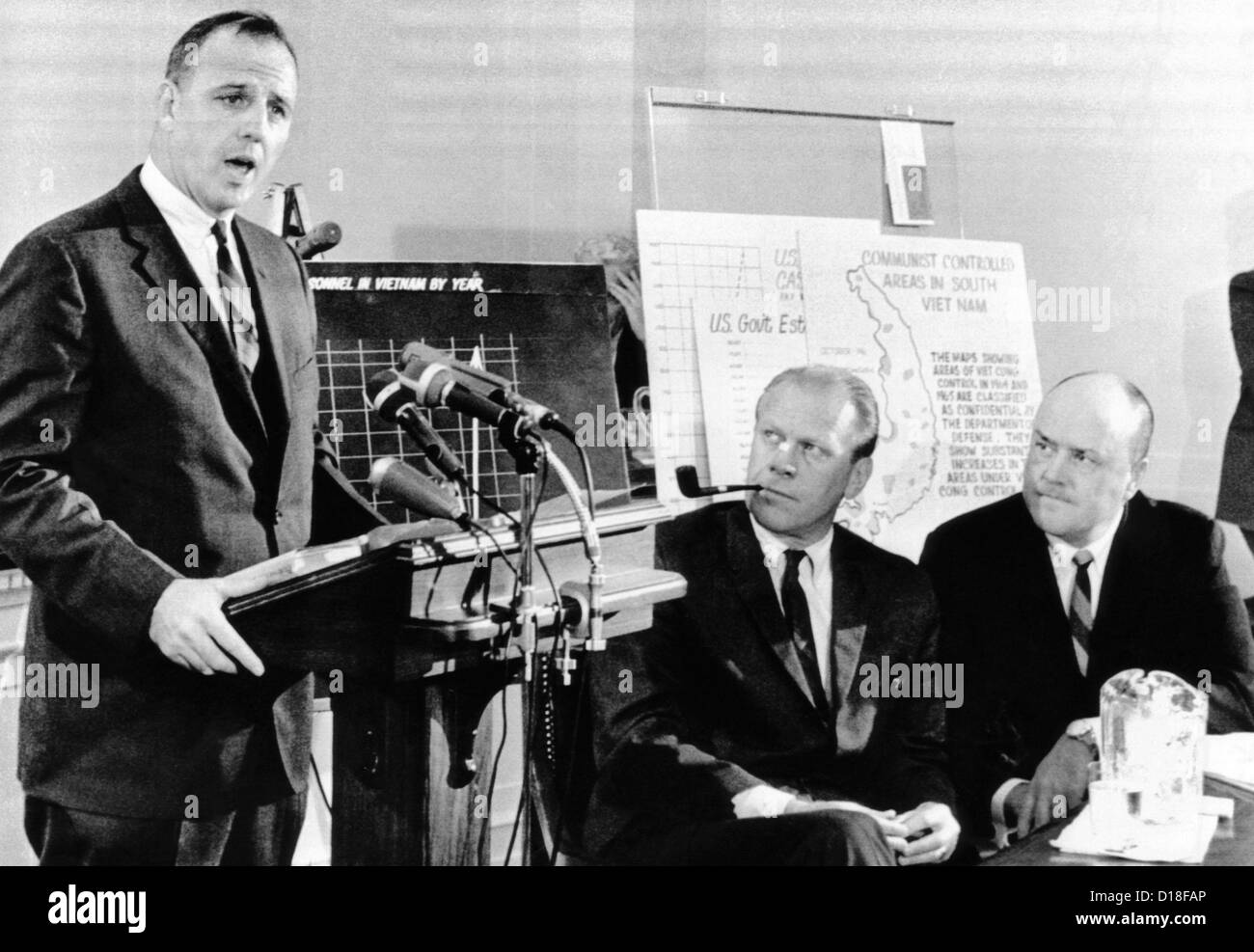 Trois républicains de la chambre offrent une critique sur la politique US Vietnam. L-R : Les représentants. Charles Goodell, Gerald Ford (plus tard président quand Banque D'Images