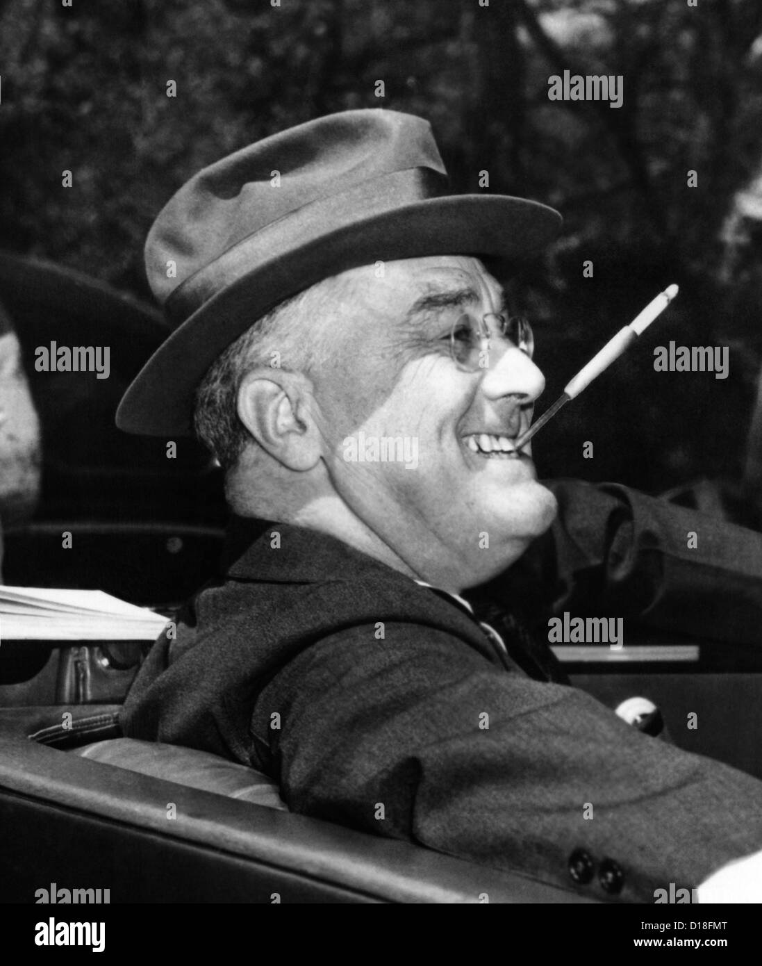 Le président Franklin Roosevelt, débonnaire avec son porte-cigarette. 1939.   ALPHA (CSU CSU 75) Archives/Everett Collection Banque D'Images