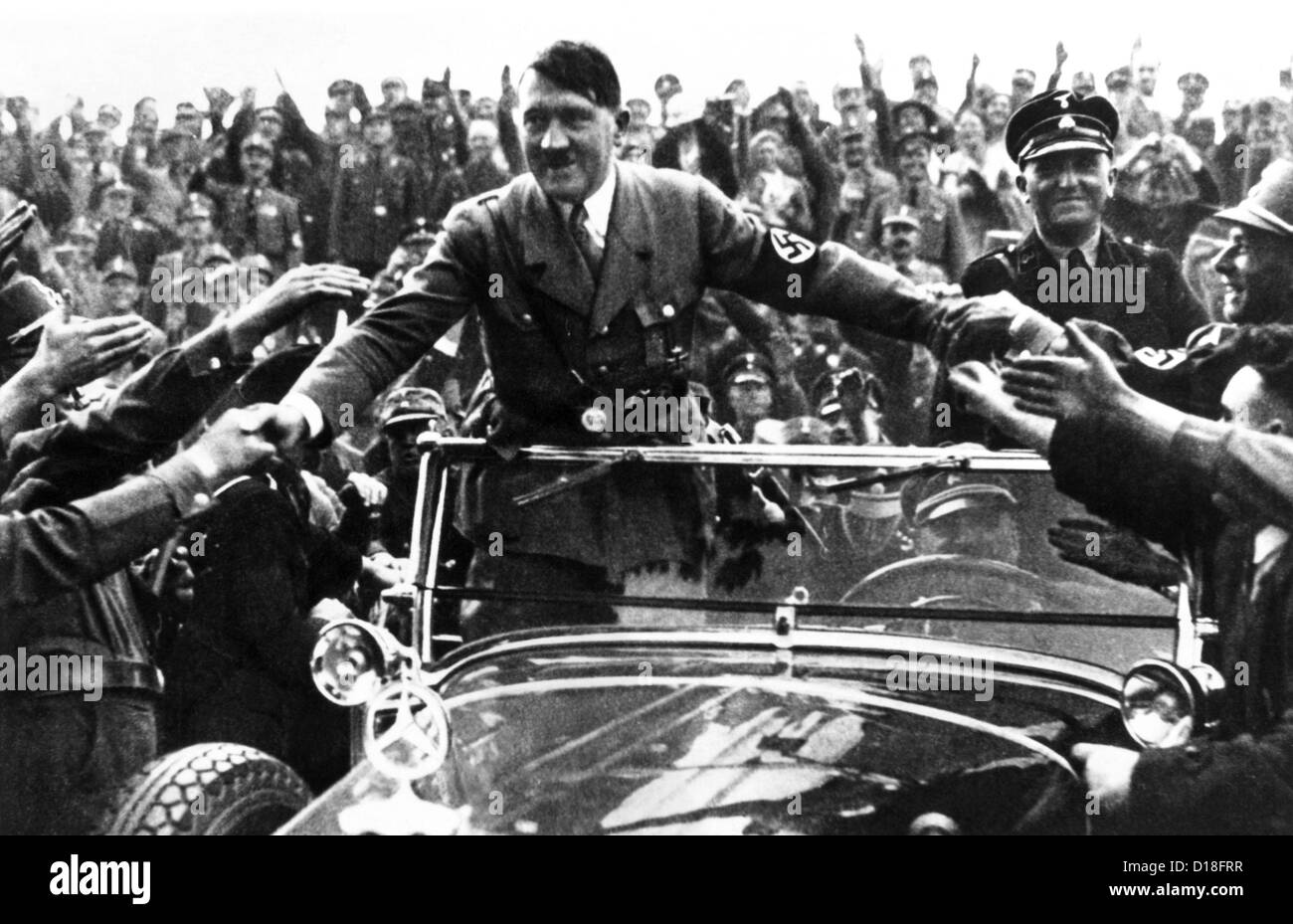 Adolph Hitler, comme la plupart des politiciens, est en contact avec son public admiratif. Ca. 1935.   ALPHA (CSU 33A) Archives CSU/Everett Banque D'Images