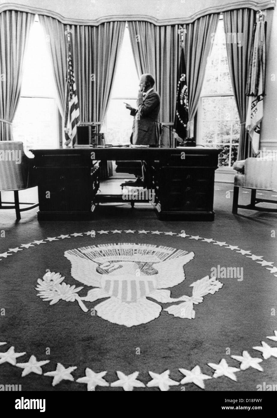 Le président Gerald Ford's première semaine au pouvoir. Avec sceau présidentiel tapis dans l'avant-plan, Ford stands lors d'un téléphone Banque D'Images