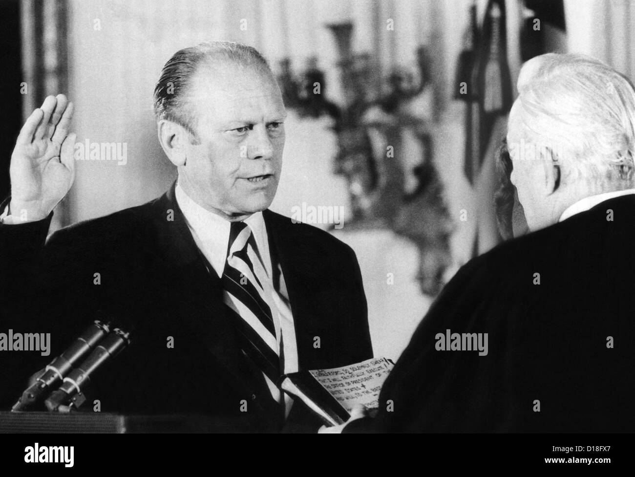 Gerald Ford prête le serment d'Office que le 38e président des États-Unis. Juge en chef de la Cour suprême des États-Unis Warren Banque D'Images