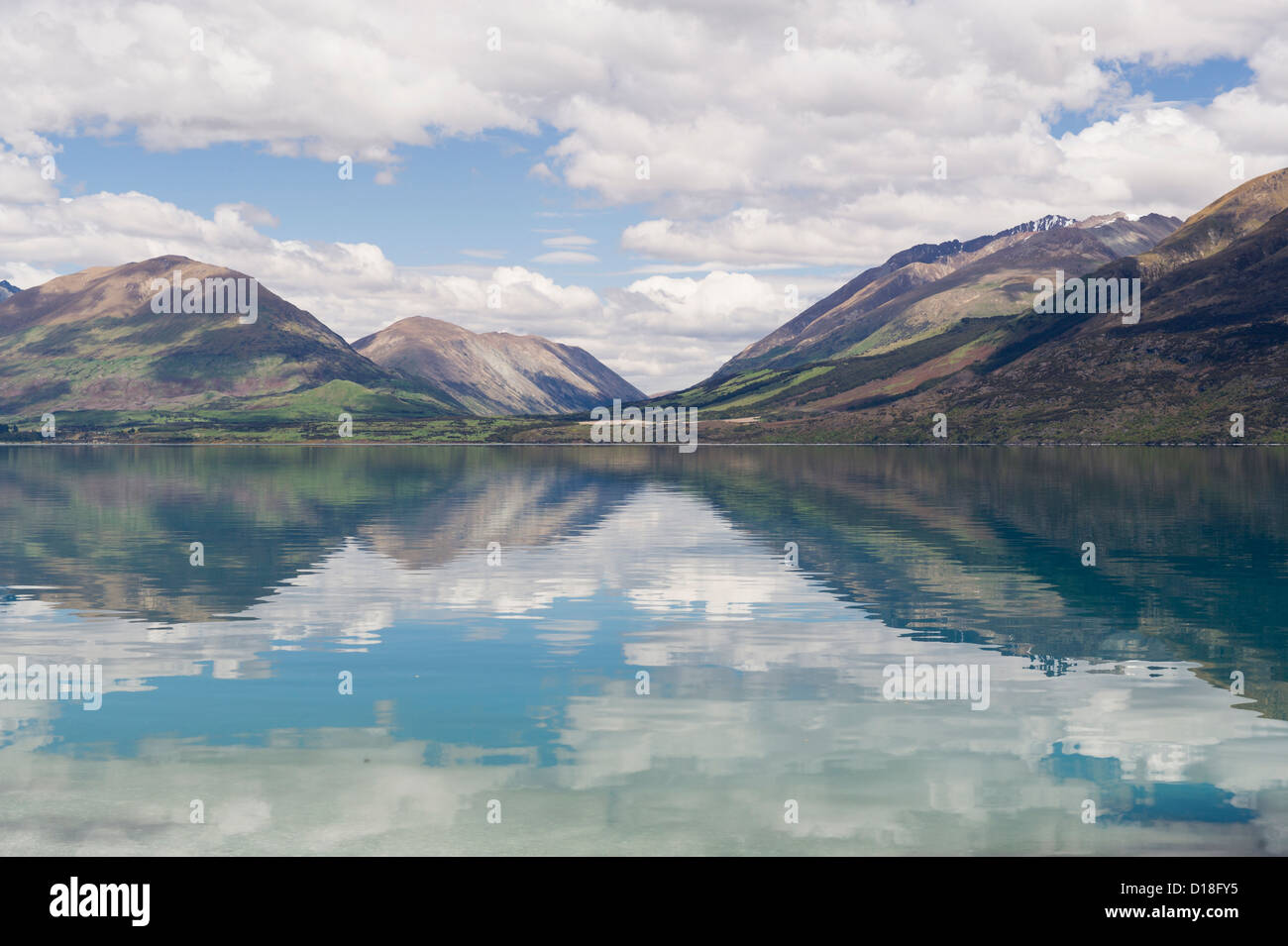 Les nuages et le ciel reflète dans le lac encore Banque D'Images