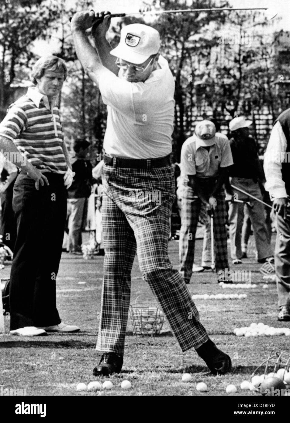 Jack Nicklaus (L) surveille le président Ford's golf swing sur l'Inverrary classique de Lauderhill en Floride. Le 2 février , 1975. Banque D'Images