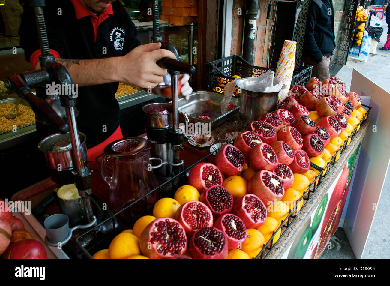 Jus de Pomegranite à vendre Banque D'Images Jus de Pomegranite à vendre Banque D'Images