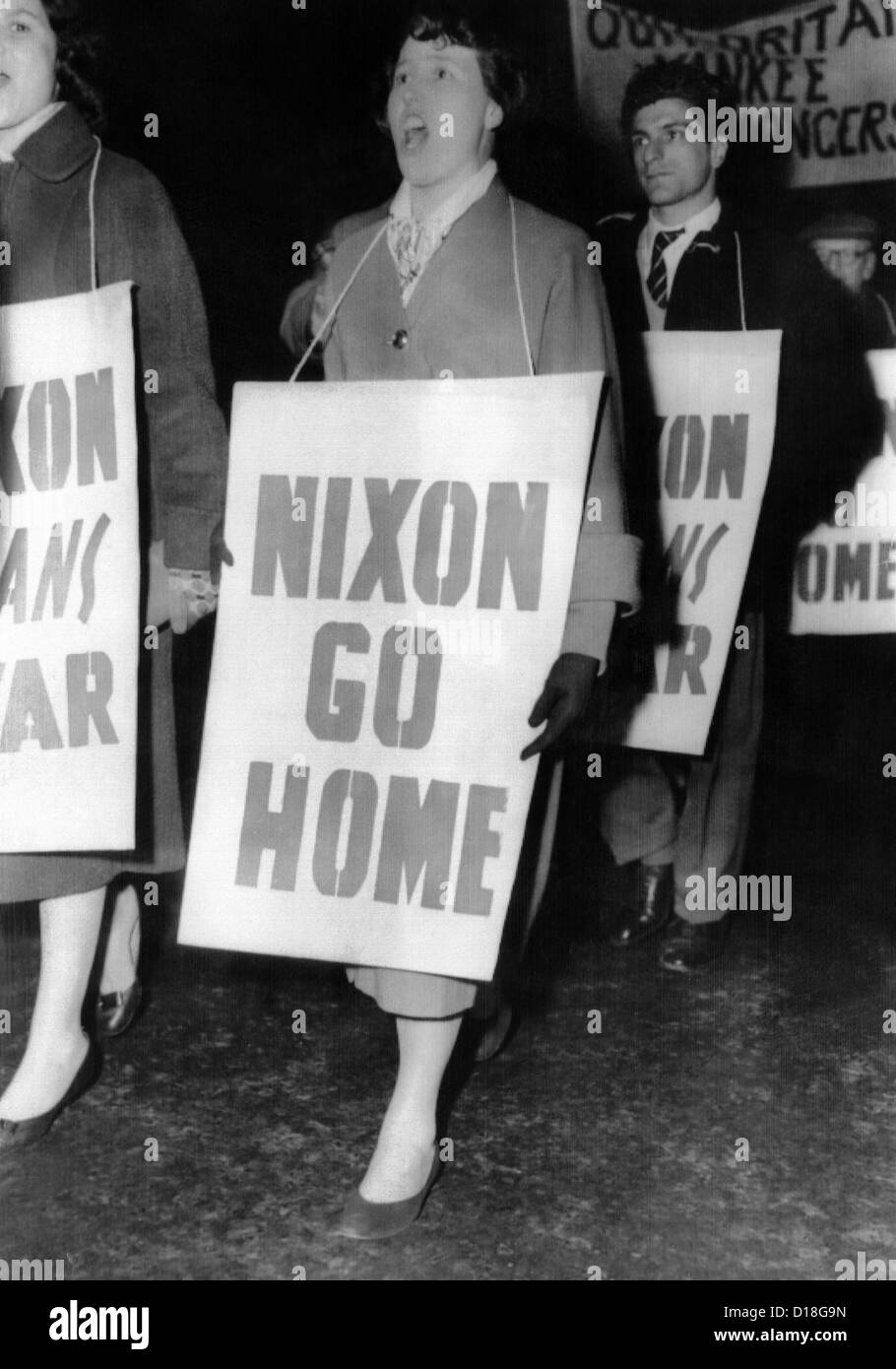 'Nixon' Go Home, sont les signes portés par 400 manifestants contre le Vice-président américain Richard Nixon sur Piccadilly, Londres Banque D'Images