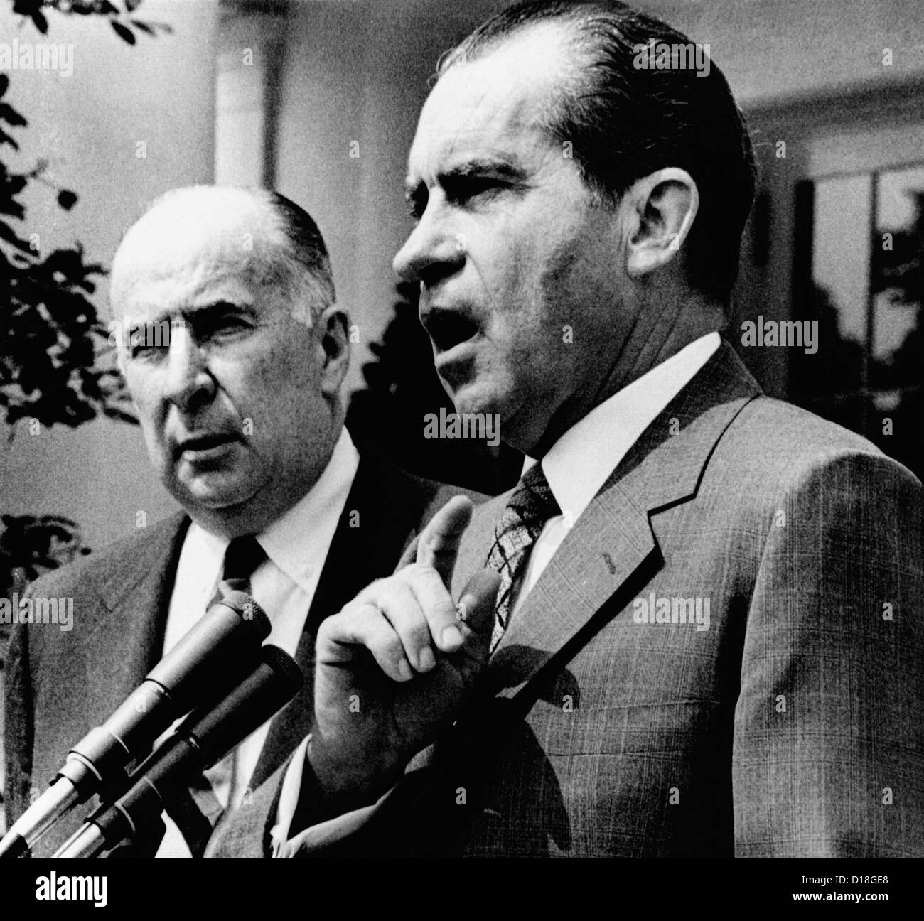 Le président Richard Nixon et le procureur général John Mitchell à un groupe d'avocats américains en visite à la Maison Blanche. Banque D'Images