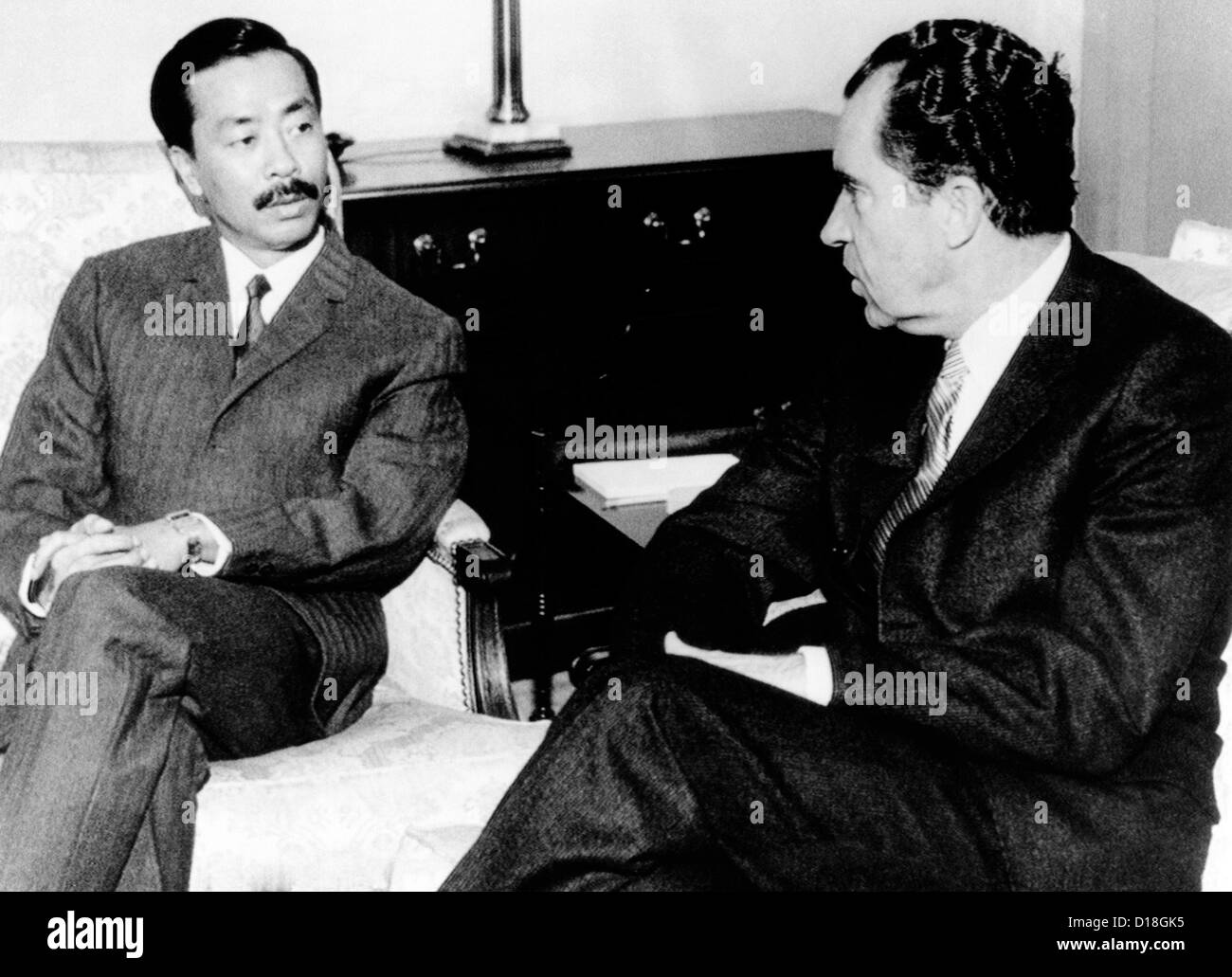 Le président Richard Nixon parle avec le Vice-président sud-vietnamien Nguyen Cao Ky à Paris. Dans leur salle de réunion, ils ont Banque D'Images