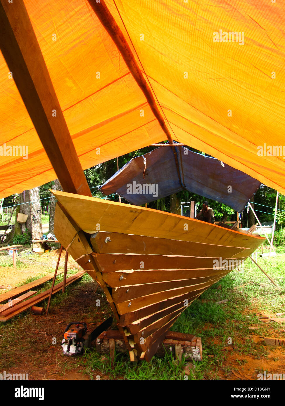 Un bateau traditionnel en bois en construction près de la rivière Kahayan, centre de Kalimantan (Bornéo), l'Indonésie. Banque D'Images