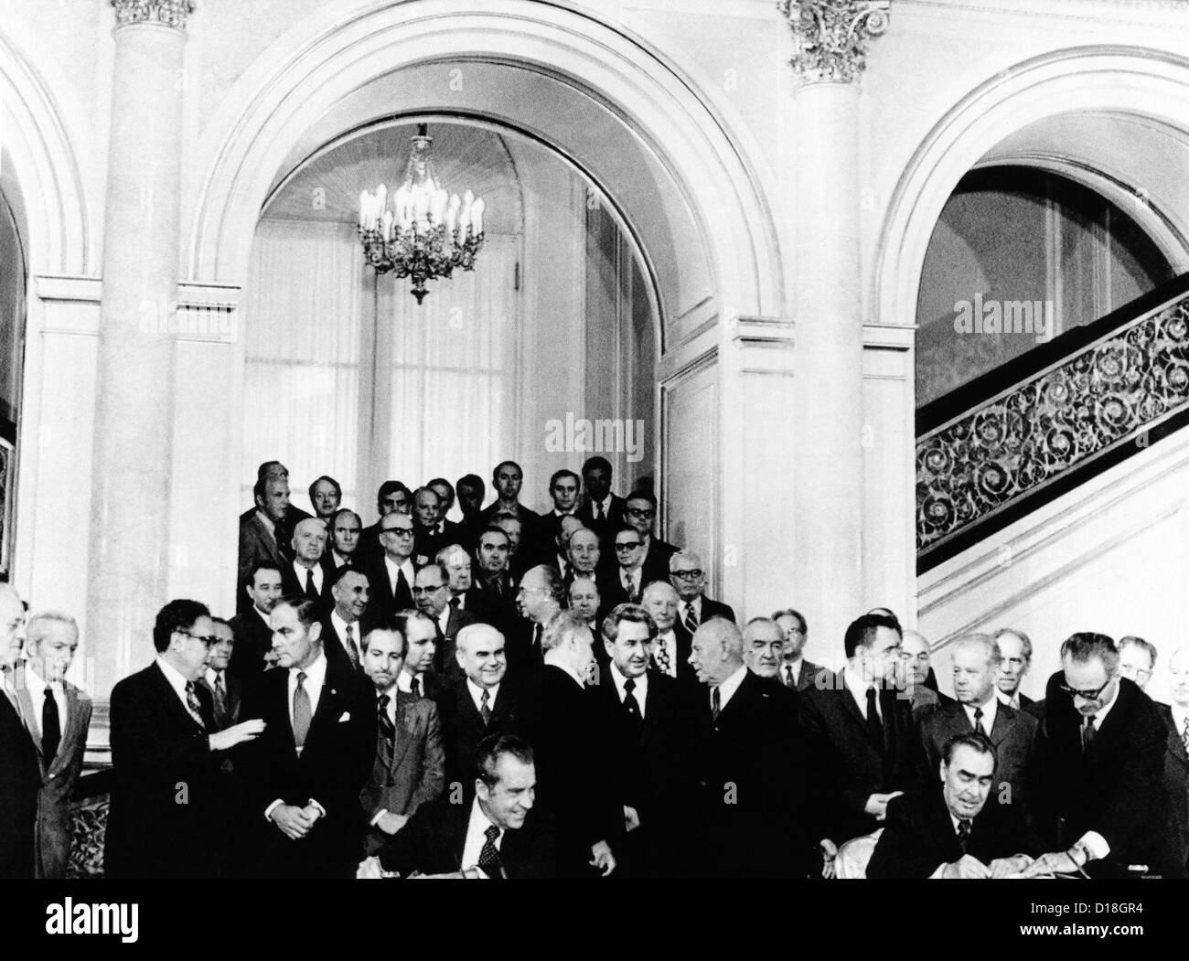 Le président Richard Nixon (assis à gauche), montres, chef du parti soviétique Leonid Brejnev signent un accord commercial de 10 ans. Comité permanent Banque D'Images