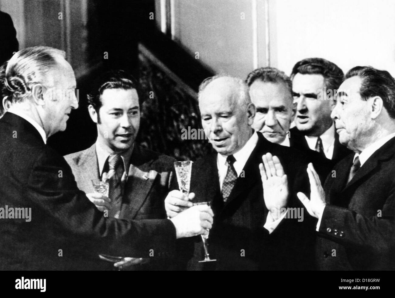 Le Secrétaire Général du Parti communiste Leonid Brejnev (droite) vagues au large de l'offre d'un verre de champagne à partir de la secrétaire d'État Banque D'Images