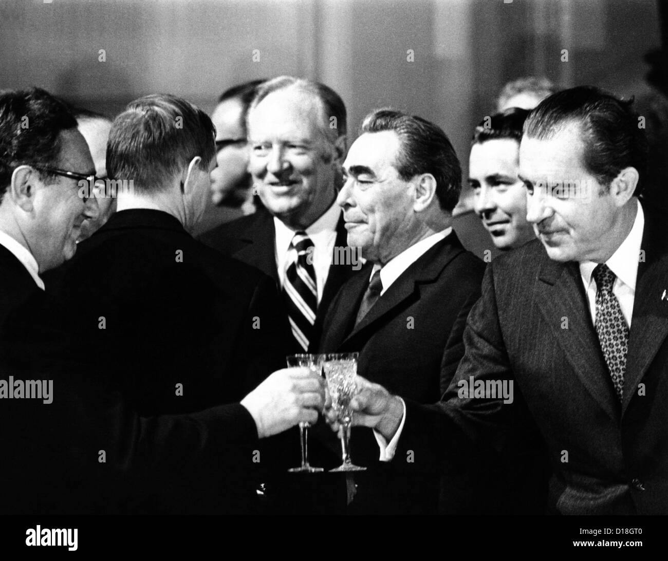 Le président Richard Nixon et Henry Kissinger clink verres de champagne pour griller après signature d'une limitation des armements stratégiques Banque D'Images
