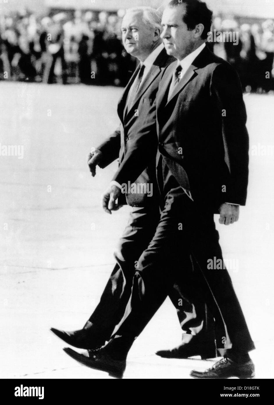 Le président Richard Nixon et le Premier Ministre britannique Harold Wilson à pied à l'étape. Ils passaient en revue une garde d'honneur à Nixon Banque D'Images
