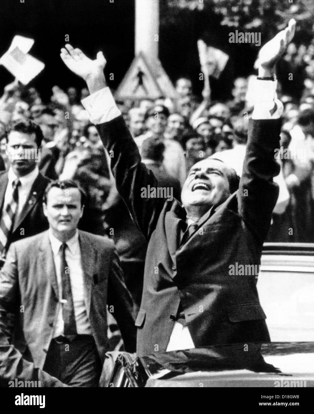 Le président Richard Nixon ont accueilli reconnaît les applaudissements de appartement maison taudis comme son cortège procède par Banque D'Images