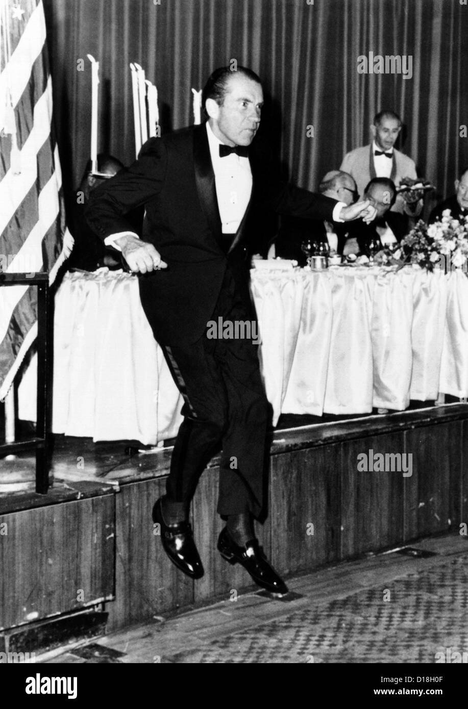 Le président Richard Nixon saute de l'estrade à un dîner commémoratif 10/14/1969 en l'honneur de l'ancien Président Dwight D. Banque D'Images