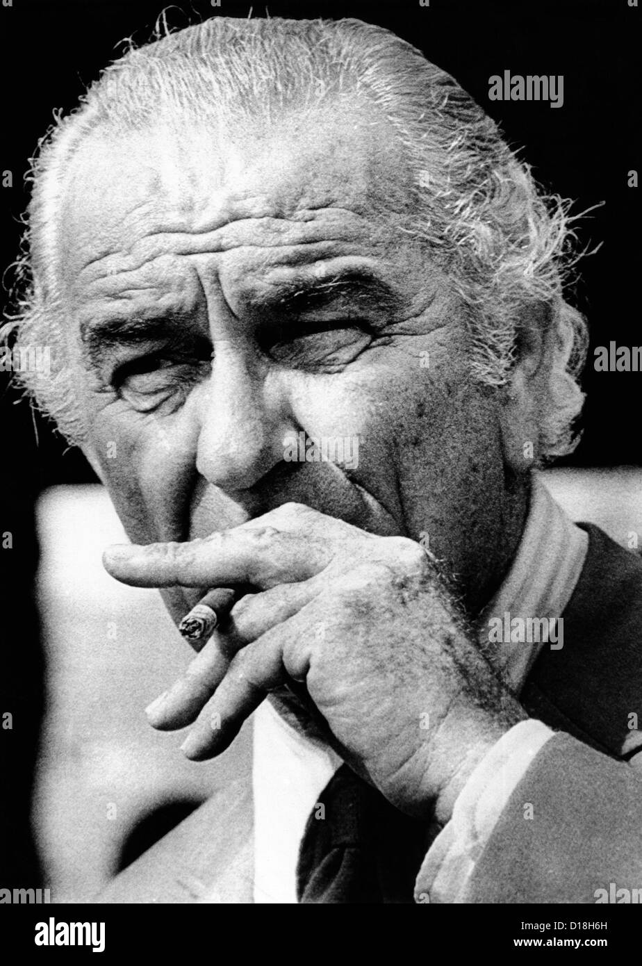 L'ancien président Lyndon Johnson recommencé à fumer après avoir quitté la présidence. Il a quitté son 60 cigarette par jour après son habitude Banque D'Images