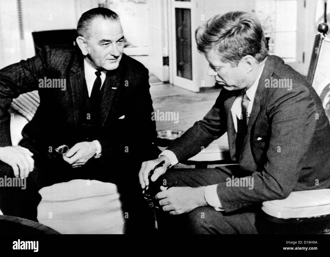Le président John Kennedy rencontre avec le Vice-président Lyndon Johnson. LBJ a rendu compte de sa récente tournée dans le Nord de l'acquisition Banque D'Images