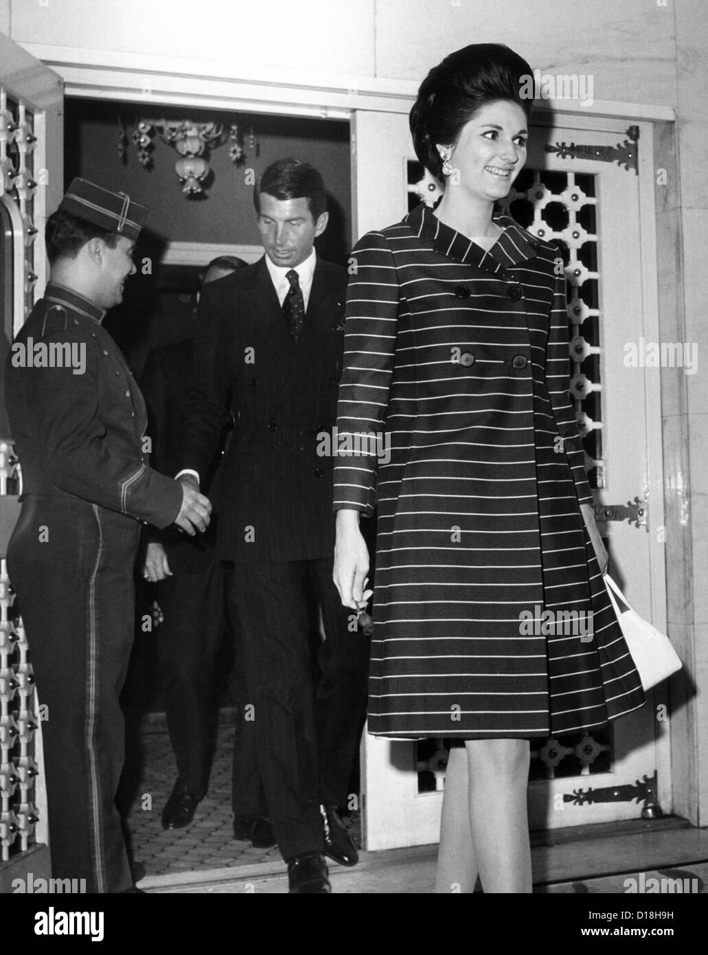 Lynda Bird Johnson précède son escorte, l'acteur George Hamilton, qu'ils quittent une boîte de nuit de New York. 23 juin 1967. Banque D'Images