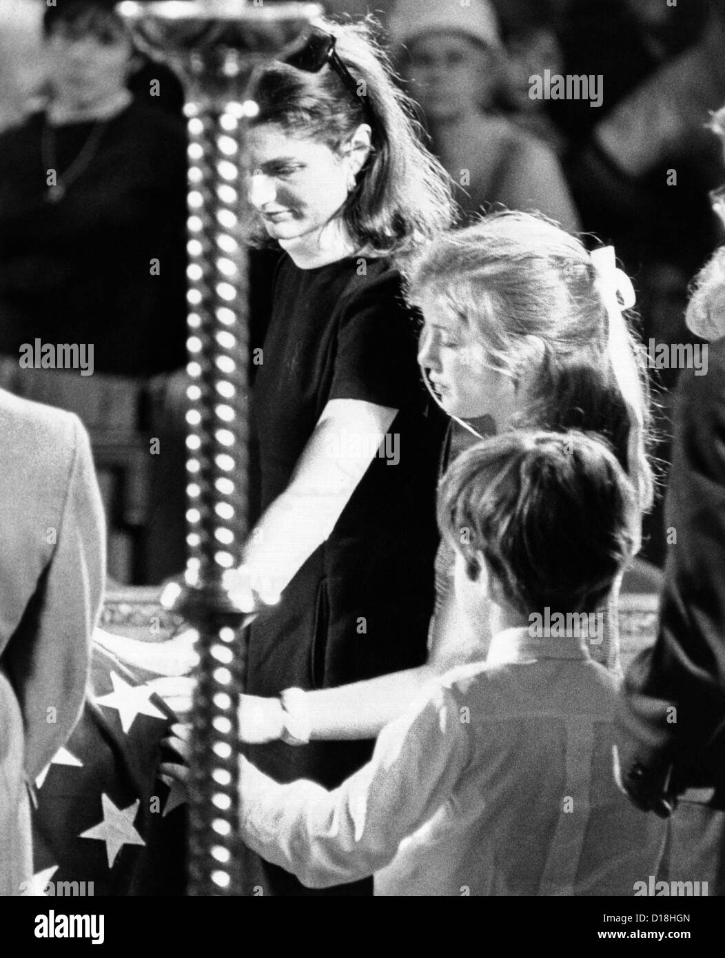 Jacqueline Kennedy et ses enfants à l'enterrement de Robert Kennedy. L'ancienne Première Dame, Caroline et John Jr. toucher le Banque D'Images
