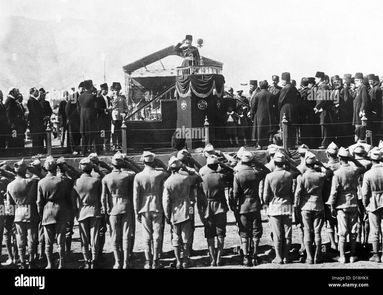 La célébration du Jour de l'indépendance de l'Afghanistan à Kaboul. Sa Majesté Nadir Khan de retourner les militaires durant l'examen des contingents. Sur le Banque D'Images