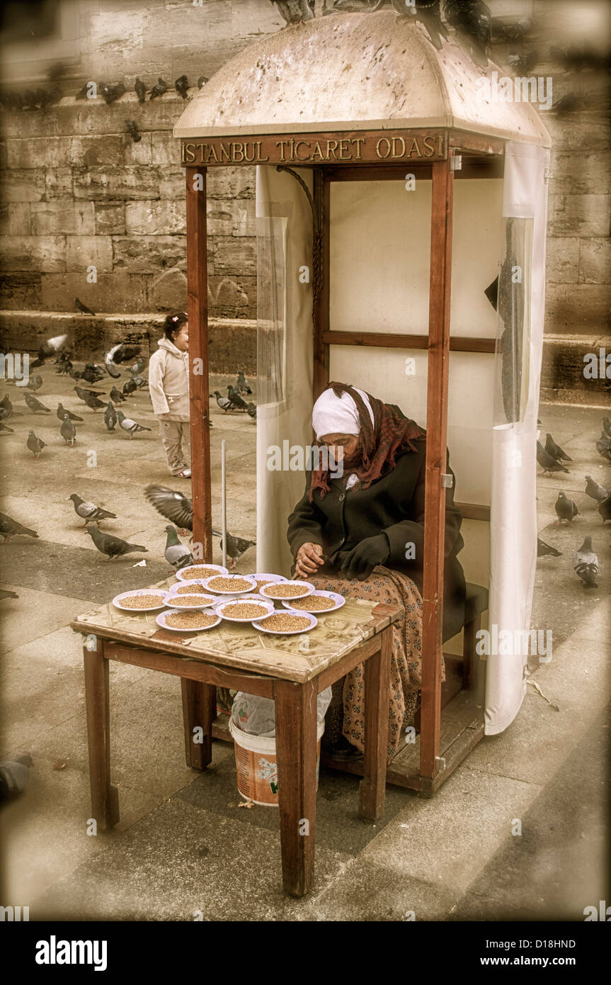 Alimentation Pigeon vendeur dans la vente de graines stand près du détroit du Bosphore à Istanbul Turquie Banque D'Images