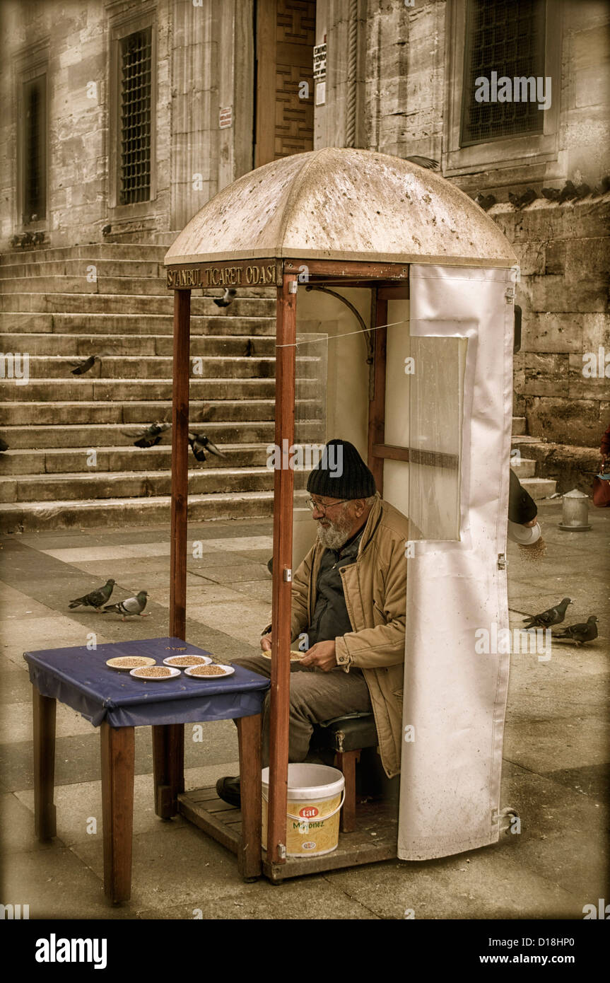 Alimentation Pigeon vendeur dans la vente de graines stand près du détroit du Bosphore à Istanbul Turquie Banque D'Images