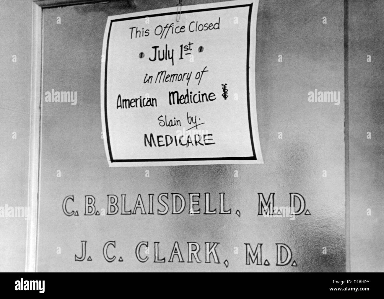 Médecin protestant le nouveau programme d'assurance-maladie. Posté le signe dit : 'Ce bureau a fermé le 1er juillet à la mémoire de la médecine américaine, Banque D'Images