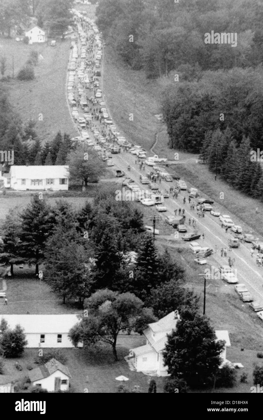 Laissant juste la musique de Woodstock. Vue aérienne de voitures rassemblées sur une autoroute à environ 10 milles de la Woodstock Music and Art Fair comme Banque D'Images