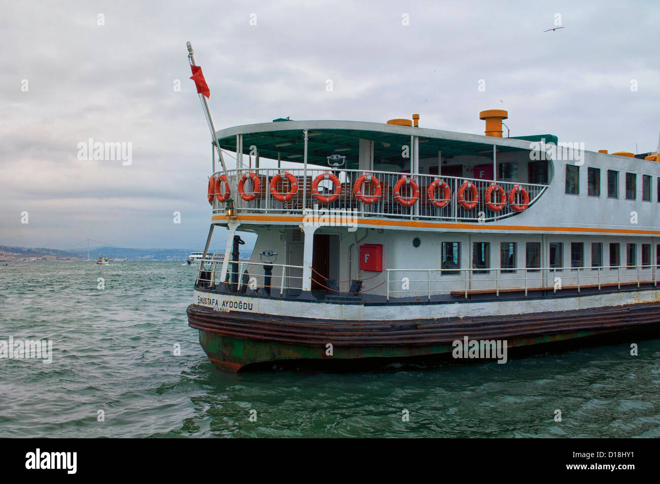 Bateau sur le Bosphore à Istanbul Turquie Banque D'Images Bateau sur le Bosphore à Istanbul Turquie Banque D'Images