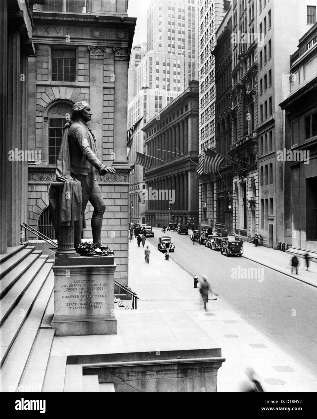 Wall Street est pratiquement abandonné en face de la Treasury Building, Suite à la proclamation du gouverneur Herbert Lehman Banque D'Images