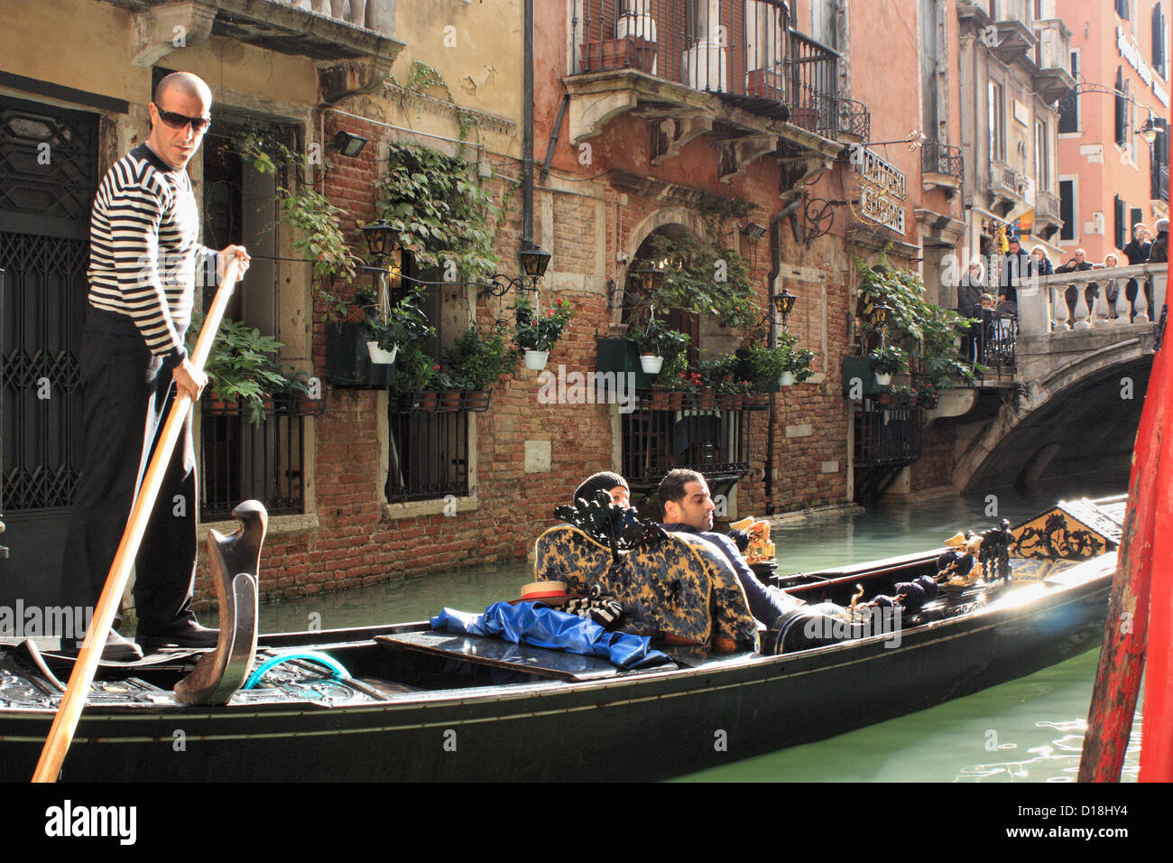 En gondole, gondolier, à Venise Banque D'Images
