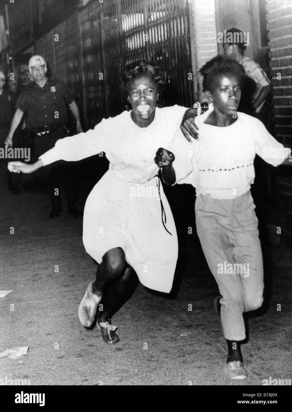 Deux jeunes filles afro-américains, l'un criant au cours des émeutes de la section de Bedford-Stuyvesant à Brooklyn. Ils ont fait une Banque D'Images