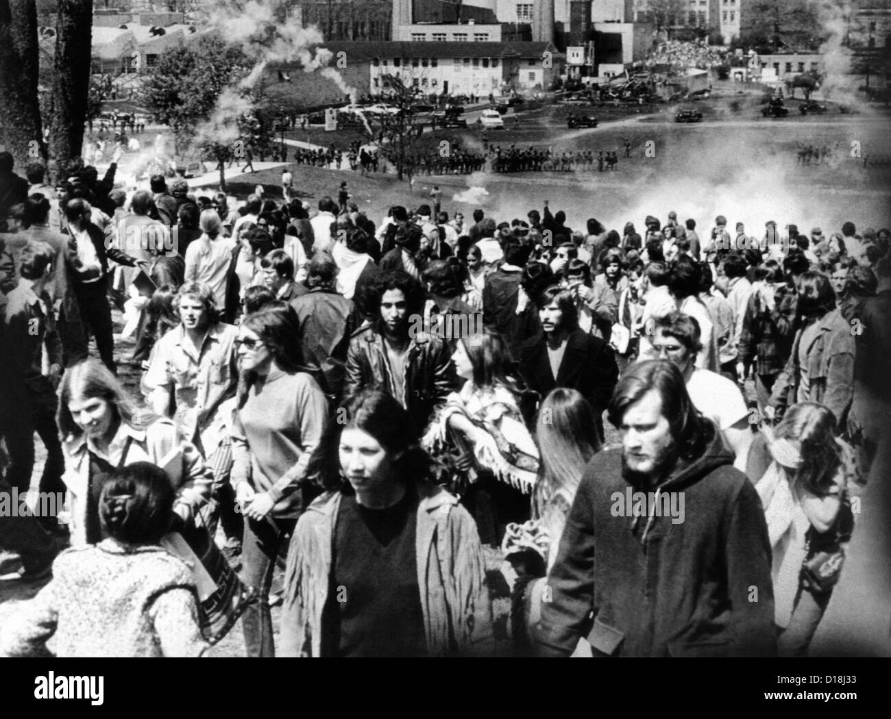 Kent State University, les étudiants se dispersent comme gardes nationaux (en arrière-plan) incendie des gaz lacrymogènes, puis des balles en foule de 500 Banque D'Images