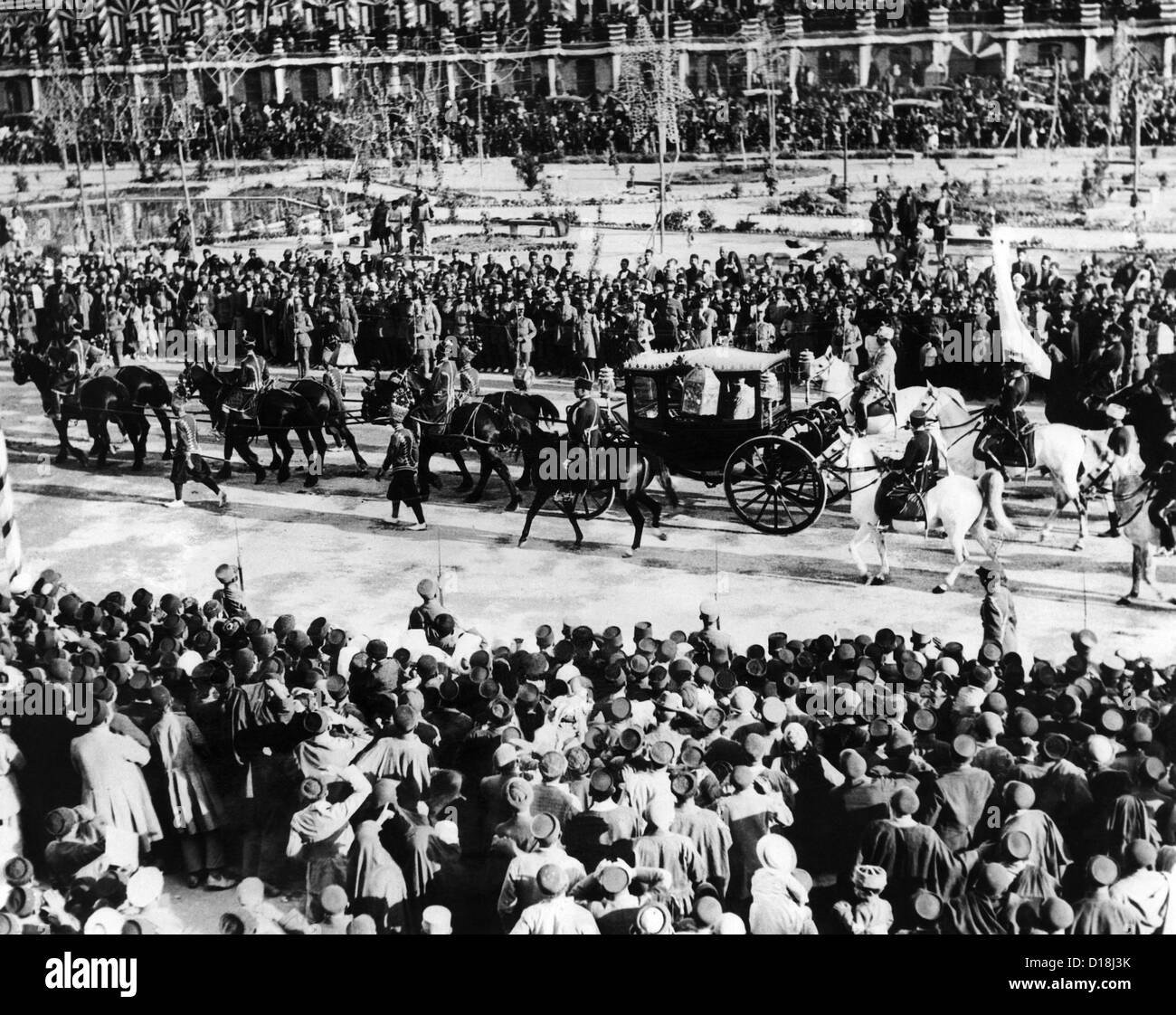 Reza Shah Pahlavi Procession du couronnement le 22 mai 1926. Il a été commandant militaire qui réussir un coup d'Etat en 1921 Banque D'Images