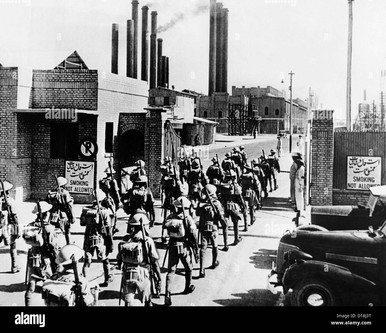 Fusiliers Indiens prendre plus d'une raffinerie iranienne en août-sept. 1941. Quand Reza Shah a insisté sur la neutralité de l'Iran dans la seconde guerre mondiale, Banque D'Images