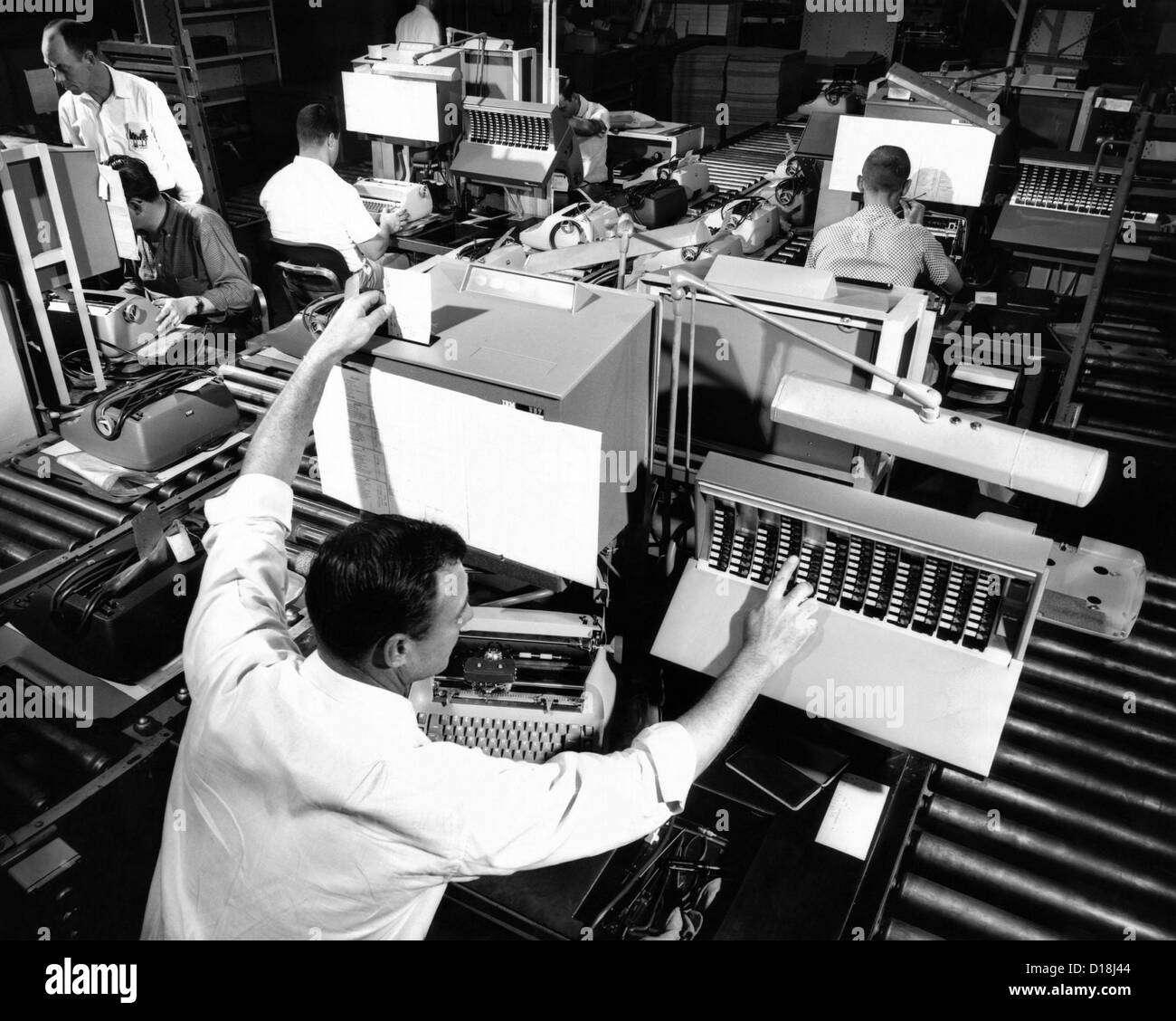 La ligne de montage chez IBM's Lexington (Kentucky), l'usine de machines à écrire. Chaque machine à écrire des rapports de l'inspecteur des défectuosités à l'Europe centrale Banque D'Images