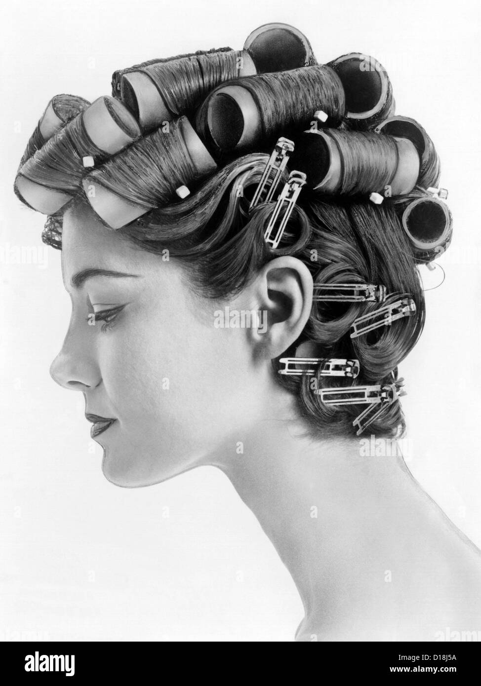 1960 bouffant hair styles ont été créés avec de gros rouleaux sur le dessus de la tête et la broche boucles pour créer un soft flip jusqu'au cou. Banque D'Images