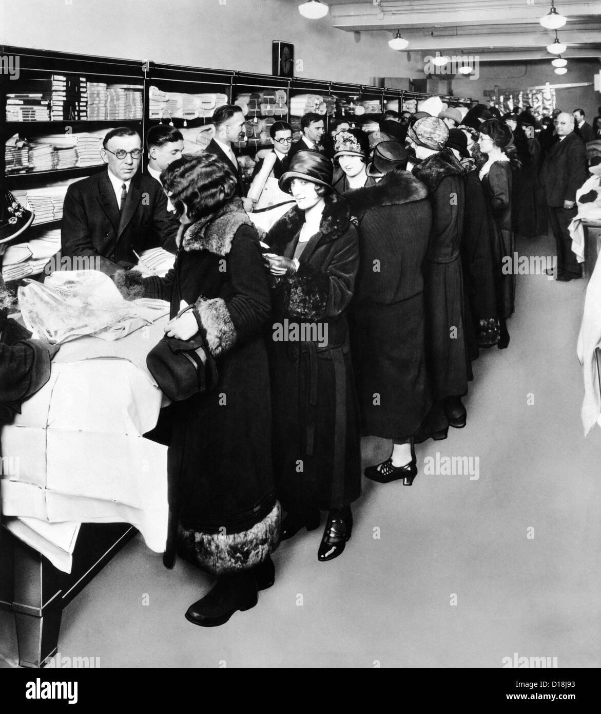 L'ensemble de la boutique avec des femmes à un comptoir au magasin Sears nouvellement ouvert. Les premiers grands magasins Sears a ouvert ses portes en 1925 à Banque D'Images